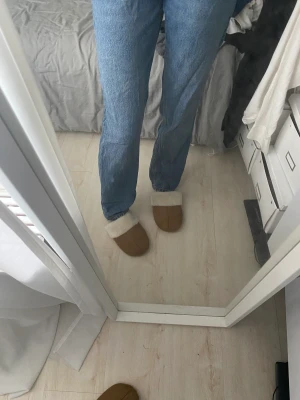 Blå jeans - Snygga jeans från pull&bear som är medelhöga i midjan och har en straight modell💕Perfekt i längden (jag är 175)