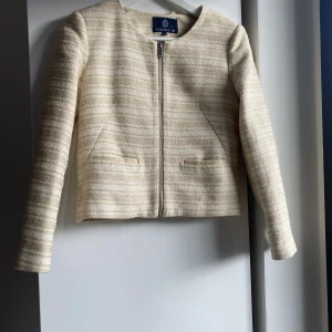 Kort kavaj - Kort kavaj/ jacka från MQ. Beige, med fickor fram. Stl XS