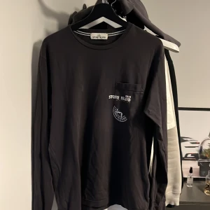 Stone island tröja - Knappt använd och i väldigt bra skick. Skriv flr fler frågor eller bilder.