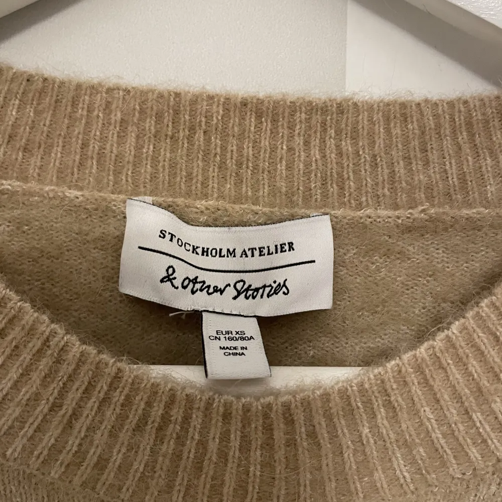 🤎Säljer Boxy Alpaca Knit T-Shirt från other stories i färgen beige, strl xs🤎 Fint skick! Knappt använd ✨ Köpare står för frakten✨. Stickat.