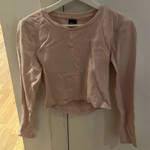 Topp - Skön topp, går att träna i, storlek L men jag har använt den som storlek S, stretchig och luftig, bra skick