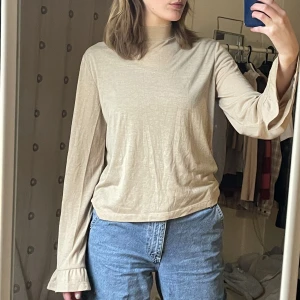 Långärmad tröja - Beige långärmad med vida ärmar. Lite nopprig men annars i bra skick!