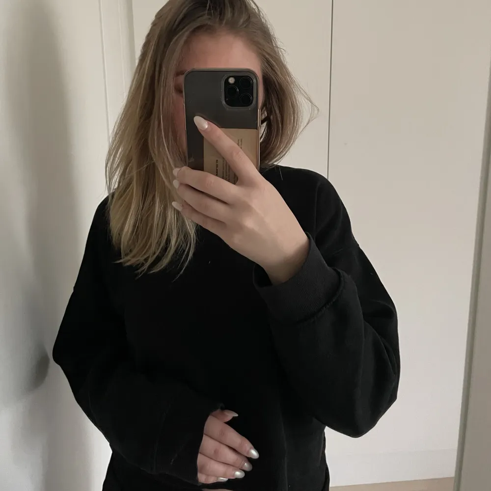 Säljer nu min svarta ”croppade” sweatshirt, då den tyvärr inte kommer till användning längre 💕. Neuletakit & Villapaidat.