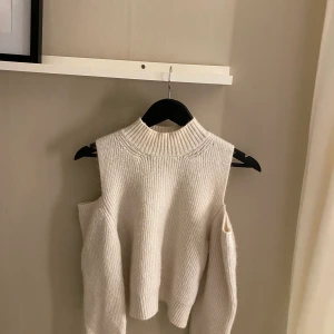 Stickad tröja  - Säljer denna fina stickade tröja, med öppna axlar. Använd men i fint skick. Storlek Medium 🌟