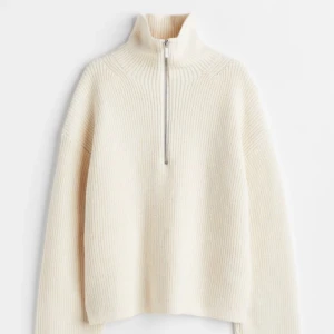 Stickad tröja med dragkedja - Säljer denna stickade tröja med dragkedja från h&m. Den är i storlek Xs men krympte litegrann i tvätten för mamma tvättade för varmt så skulle snarare säga en xxs😊 Den är lite nopprig men annars i toppenskick