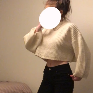 Stickad magtröja  - Vit stickad magtröja , storlek Xs, säljes i befintligt skick 