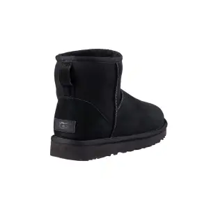 Svarta uggs i Barnmodell Med svart text på sidan där det står Ugg, På yttersta sidan av skon . Inte mina bilder så skriv privat för mer . Använda men säljer för köpt nya . Pris kan absolut diskuteras! Köpare står för frakt . ❤️‍🩹