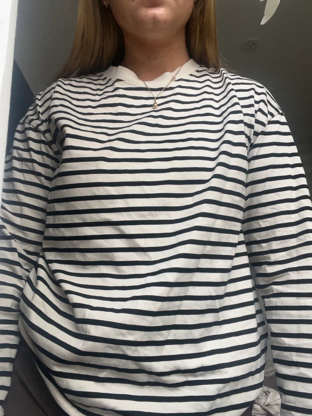 Randig långärmad tröja från Gina Tricot som går i det beiga/vita hållet med svarta ränder. . T-shirts.