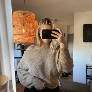 Tröja - Säljer denna supersnygga tröjan från NA-KD! Storlek s🖤