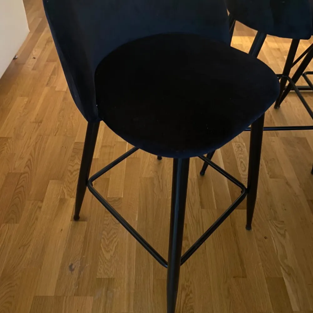 Jättefint nästan helt nytt set matgrupp med barbord och stolar i svart sammet. Inköpt med bord och stolar för totalt 7849 kr, säljer allt för 4500 kr.   Kan hämtas upp i Sundbyberg.. Övrigt.