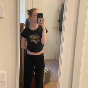 Metallica T-shirt  - Snygg metallica t-shirt inköpt från secondhand. Ganska liten i storleken. Skriv till mig vid intresse/frågor💗