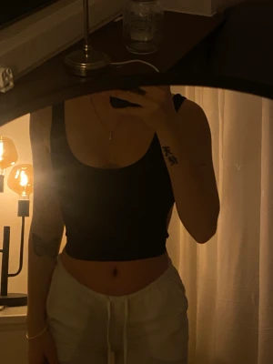 Topp med öppna sidor Zara - 🖤 Säljer denna svarta topp med öppna sidor från Zara. Den är i storlek XS/S, väldigt skönt och stretchigt material. Den är knappt använd, är i nyskick🖤