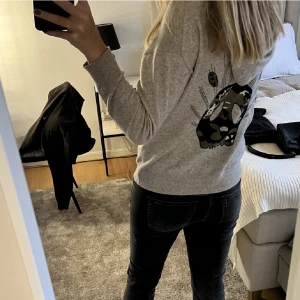 Zadig tröja!! - INTRESSEKOLL på min gråa kashmir tröja ifrån zadig!! Supersnygg med tryck på ryggen Nypris:7000