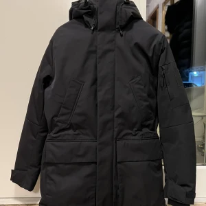 Peak Performance parkas jacka - Helt ny endast provad. Modellen är för män storlek S, men funkar hur bra som helst till kvinna storlek S/M. Nypris 6000kr.