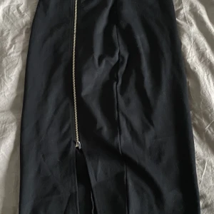 Svart kjol - Använts 1 gång! Bra skick och har en slits vid sidan. Storlek S💕 