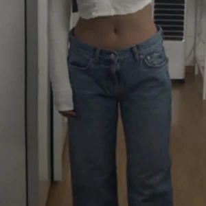 Gina low jeans - Dessa jeansen är i storlek 34 och jag söker efter storlek 32 så om någon skulle vilja byta med mig💓 säljer annars för 250 kr❤️