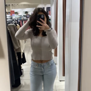 Low straight jeans - Gina - Använt några gånger men köptes nyligen. Jeansen är i low waist, och är i storleken 32. Nypris: 499kr, säljs för 350 + frakt