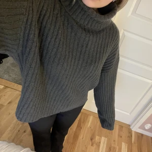 Stickad tröja  - Stickad tröja med polokrage från BikBok💕