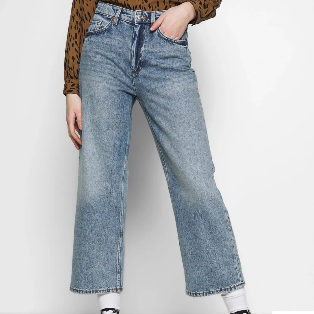 Supersnygga blå jeans från monki! Inget att anmärka på!! Strl 28 (Typ som  small/medium, 38) . Jeans & Byxor.