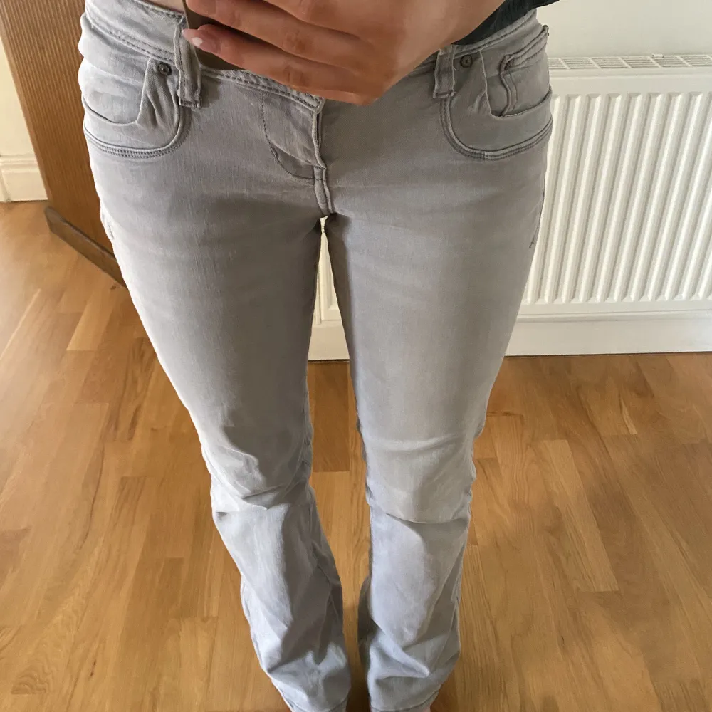 Super snygga jeans som sitter super bra men som jag tyvärr inte använder längre💞. Jeans & Byxor.