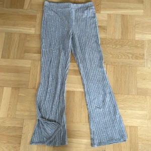 Yogapants med slits - Ribbade yogabyxor med slits. Innerbens längd är 76cm. De är högmidjade, ingen dragsko. Det är en storlek L och sitter bra som L. De är använda ca 10 ggr, är i bra skick.