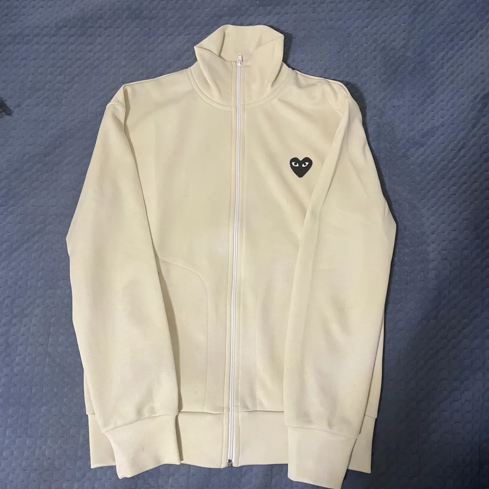 Cdg zip up som inte används, nypris ligger runt 3500kr. Kan skicka fler bilder om det önskas. Har inget kvitto!!. Hoodies.