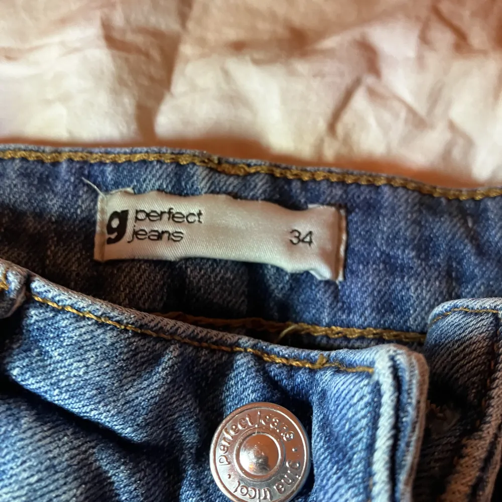 Dem här jeansen är för Sköna och bekväma❤️ men säljer dem för att jag har så många jeans ( Andvänd 3 gånger . Jeans & Byxor.