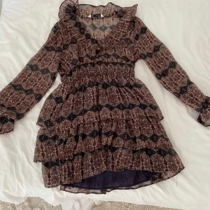 Zara klänning  - Säljer min supersnygga klänning från zara! Nästan aldrig använd 