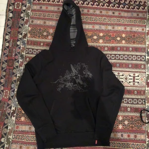 Levis hoodie - jätte najs passform, coola detaljer på kanterna av hoodien