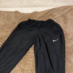 Nike träningsbyxor  - Nike träningsbyxor, jätte bra skick, småa i storleken 