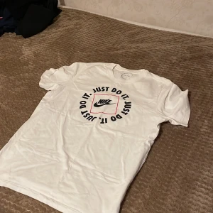 Nike t-shirt - Vit Nike t-shirt, nästan helt ny, mycket bra skick 