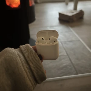 Hörlurar - Används inte längre, har 30% nedsatt ljud på höger öra annars funkar dom perfekt! Pris kan diskuteras 💜
