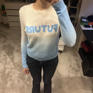 From future tröja  - Säljer denna snygga tröja från from future som är i jätte bra skick och endast använd ett få tal gånger! Köpte den för ca 1500 och säljer för 600