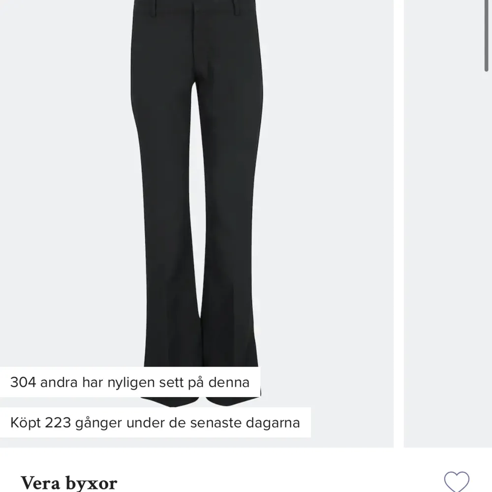 Säljer mina älskade trendiga Vera kostym byxor ifrån bikbok som tyvärr är  försmå. Köpte de för max en månad sedan så är som nya, inga slitnar alls.. Jeans & Byxor.