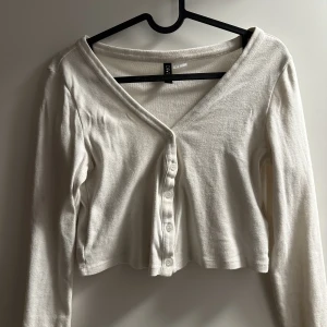 Kort långärmad tröja  - Använt skick, därav priset