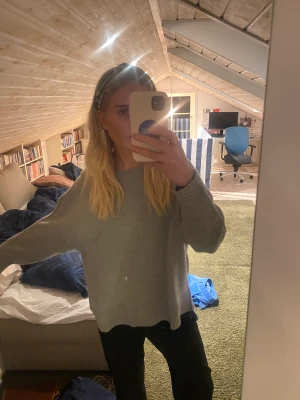 Grå stickad tröja  - Aldrig använt denna! Den är mycket mysig och lite oversize! 