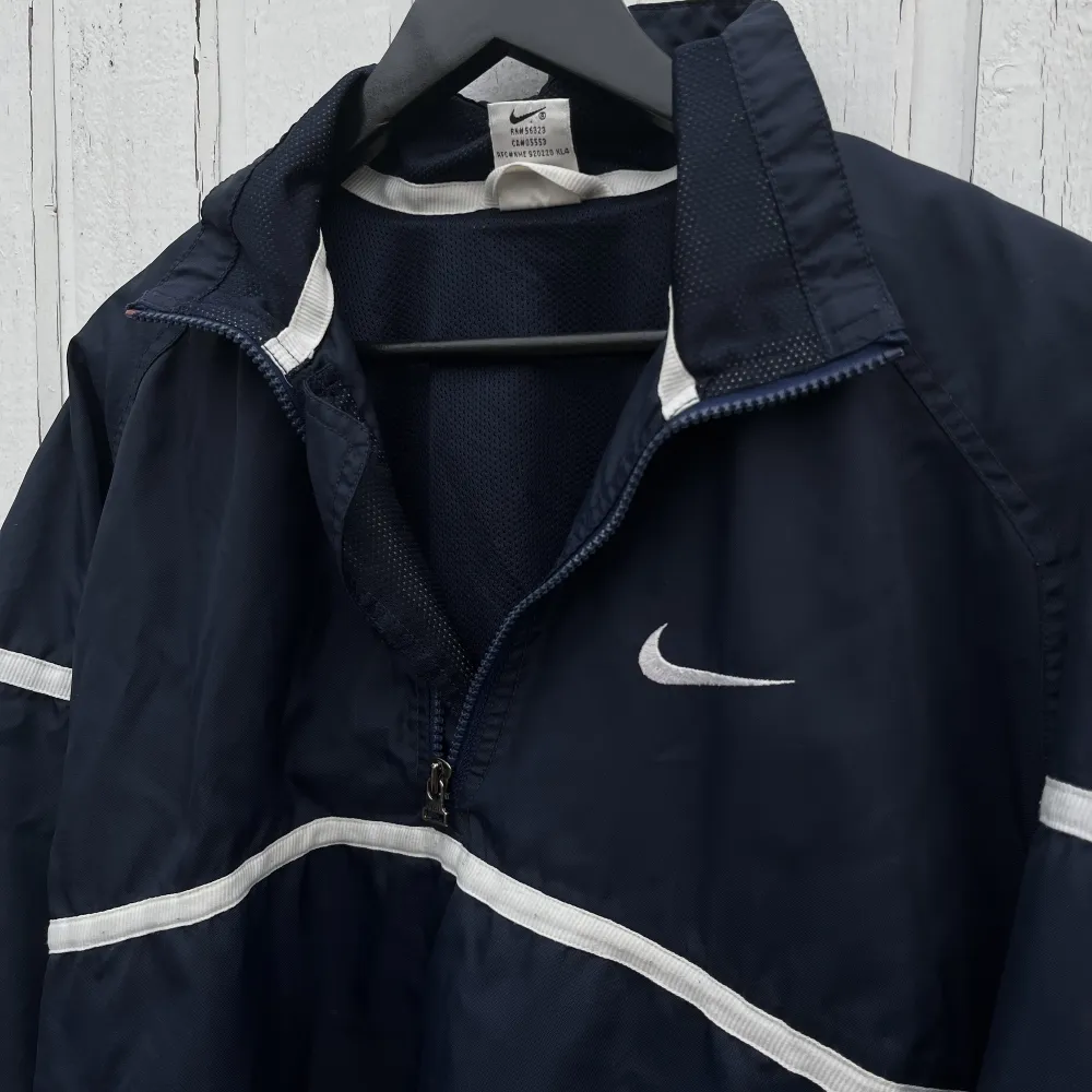 Säljer min oanvända Nike windbreaker för det inte är min stil. Den är oversized men har band så man kan spänna det i midjan. Den är i bra skick och har inga defekter. . Jackor.