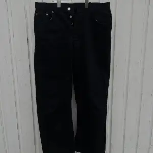 Säljer mina straight leg svarta levies jeans då det blivit för små. Det är i modell 501 och storlek W34 och L34. Jeansen är i bra skick och är knappt använda🖤
