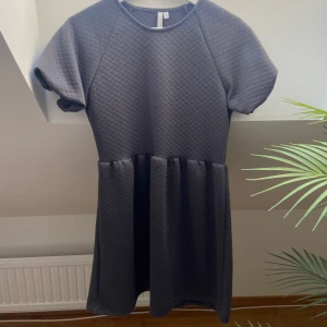 Klänning - Mörkgrå klänning i sweatshirttyg, köpt på nelly och är oanvänd🤍 frakt tillkommer