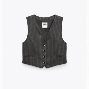 Kritstrecksrandig väst  - Säljer mina väst som tyvärr inte passade mig och jag missade att skicka tillbaka. Den är helt oandvänd och lappen sitter kvar. Frakt tillkommer💓