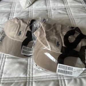 Ralph Lauren keps - Beige Ralph Lauren keps! Köpta från Asos, kvitto finns. Ordinarie pris 638kr.  Finns även QR-kod som visar att de är äkta. Bara skriva till mig så kan jag visa. 