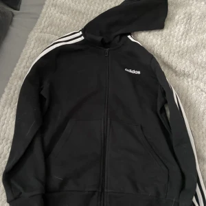 Adidas  - Adidas kofta knappt använd, lite hundhår på den men de går bort i tvätten 