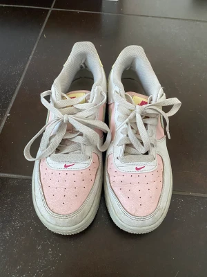 Nike air force 1 - Säljer mina air forces, använda men fint skick! Tvättar såklart innan jag skickar dem🙌🏽köpta för 1300kr!