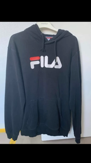 FILA hoodie  - En FILA Hoodie med bra skick de ända som är lite fel på tröjan är snöret som har blivit lite slitet