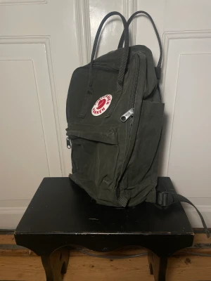 Fjällräven väska - Måttligt använt. Bra kondition men inga defekter.