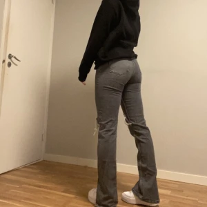 Zara jeans  - Säljer dessa supersnygga gråa jeans från zara🥰 helt oanvända🫶🏻 FRI FRAKT IDAG!! 
