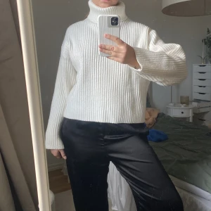 Stickad vit polo - Denna otroligt fina stickade polotröjan har använts flitigt! Men inga defekter synes 🤍 köparen står för frakten som kostar 66kr!