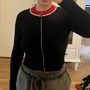 Tröja med dragkedja - Stickribbad tröja med dragkedja från Asos strl L men passar S-L Knappt använd 