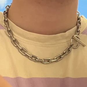 VITALY kedja  - Kedja från VITALY i 100% rostfritt återvunnet stål, bra smycke! Originalförpackning inkl duk mm ingår. Skriv i pm för fler bilder och/eller frågor. Kram!❤️