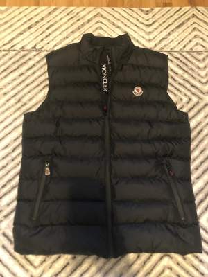 Moncler väst. Helt ny. A kopia, en av de bästa kopiorna som finns. Märker ingen skillnad. Passar L-M. Priset kan diskuteras. 